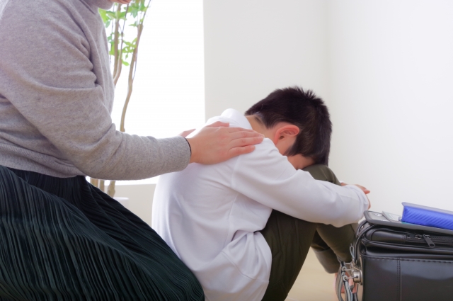 落ち込む男の子
