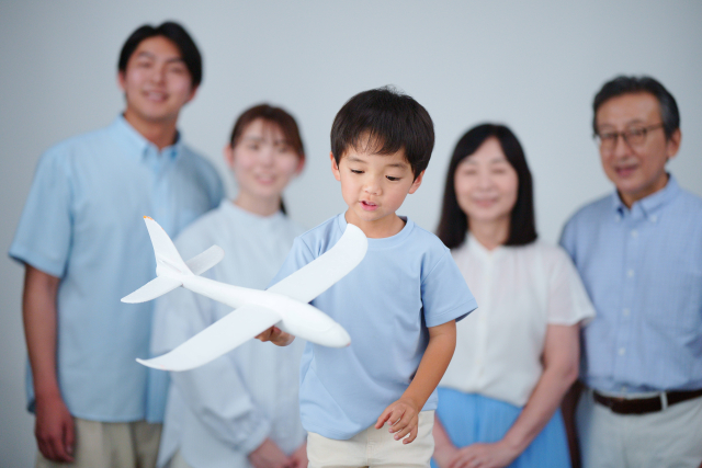 飛行機を持つ男の子