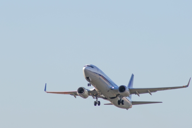 飛んでいる飛行機