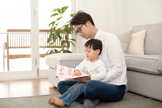 本を読む親子