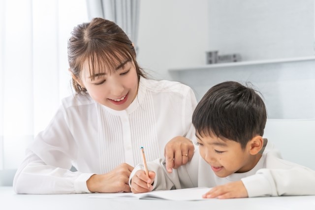 勉強をする親子