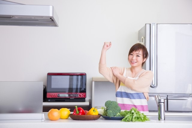 これから料理を作る女性