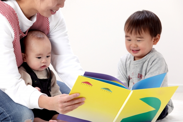 本を読んでもらう兄弟