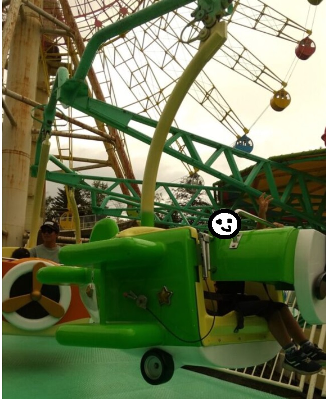 アトラクションに乗る子ども