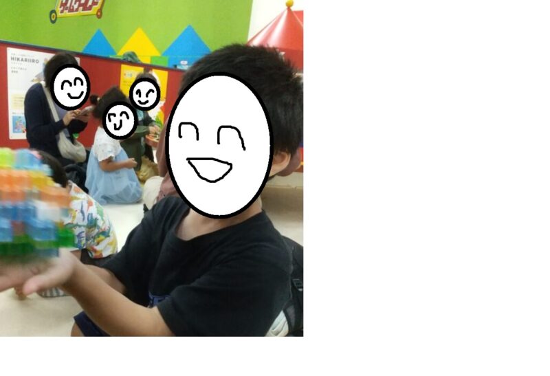 ブロック遊びをする子ども