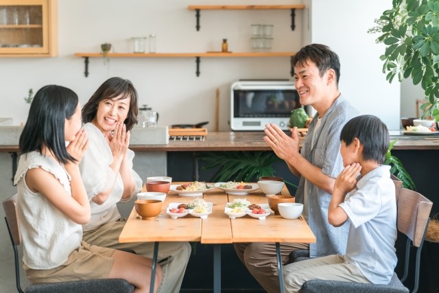 家族で囲む食卓