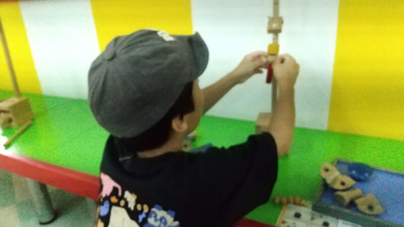 木のおもちゃ館で遊ぶ子ども