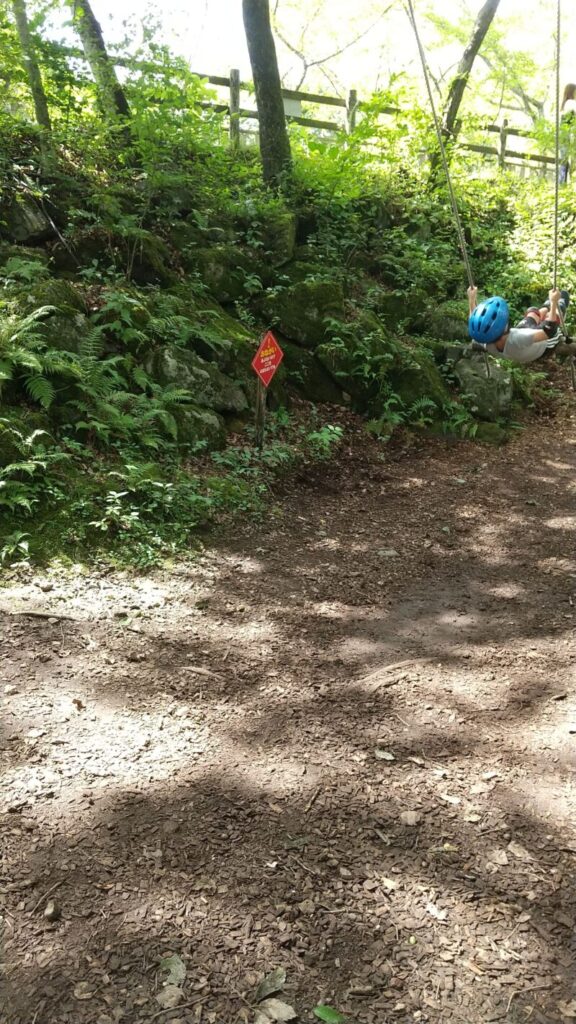 ブランコをこぐ子ども