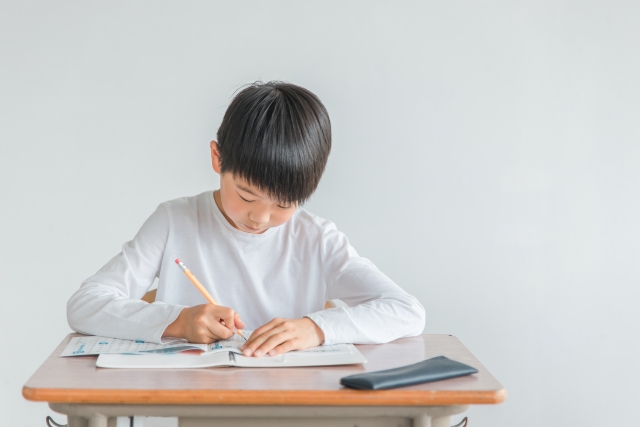 勉強する男の子