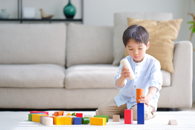 積み木をする男の子