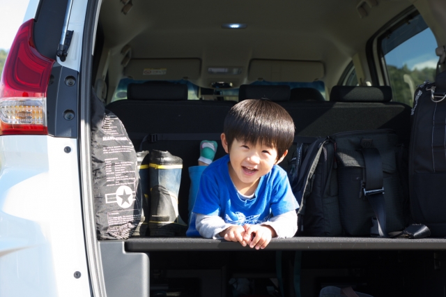 車でお出かけする男の子