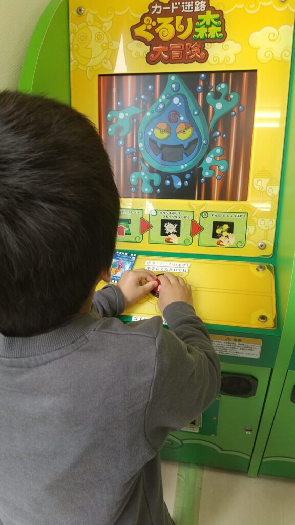 カードバトルをする子