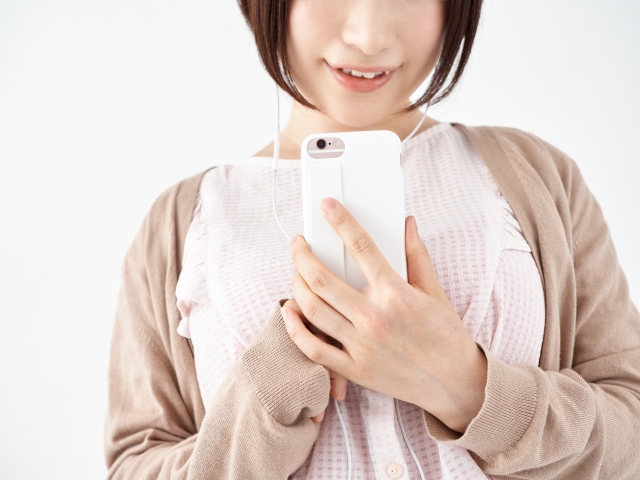 スマホをさわる女性