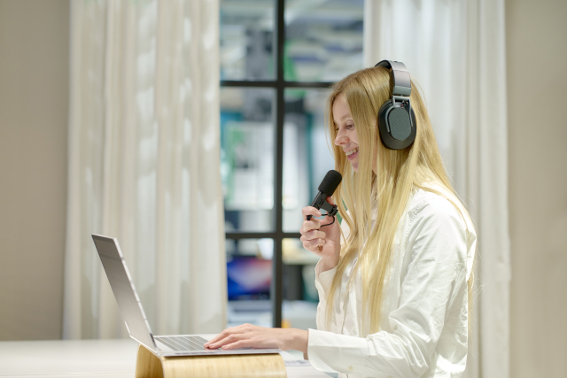 音声配信をする女性