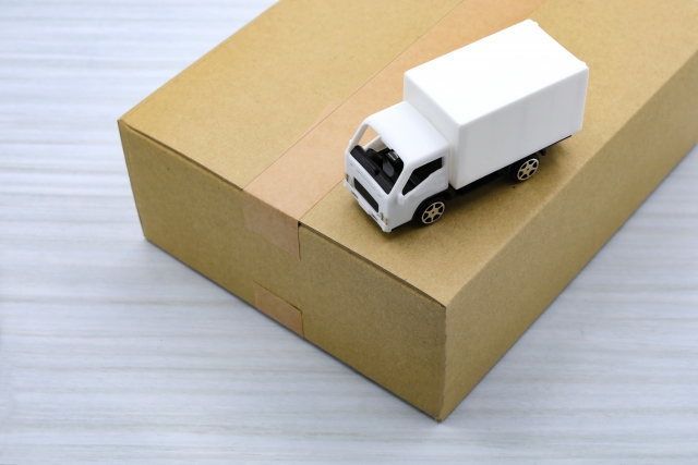 トラックと段ボール
