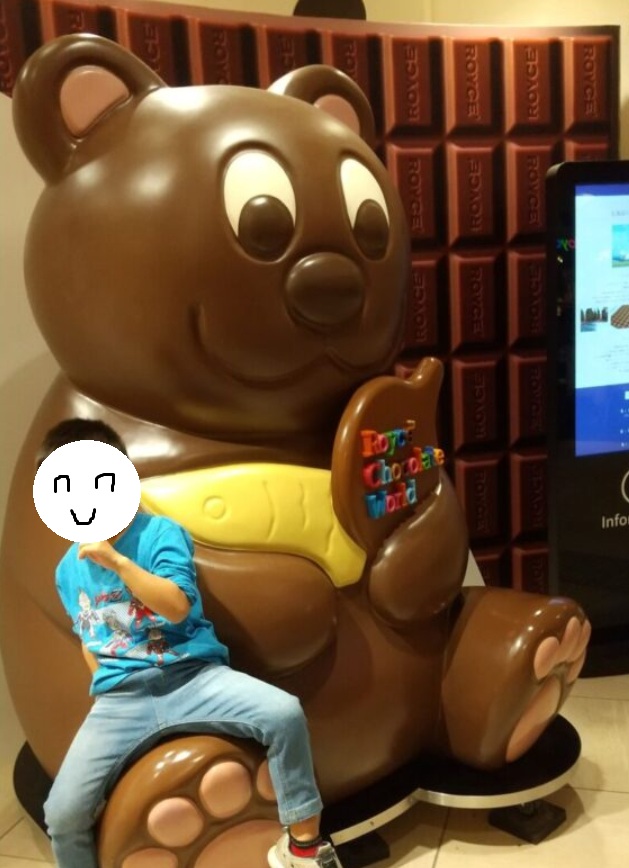 ロイズの人形の前で写真撮影