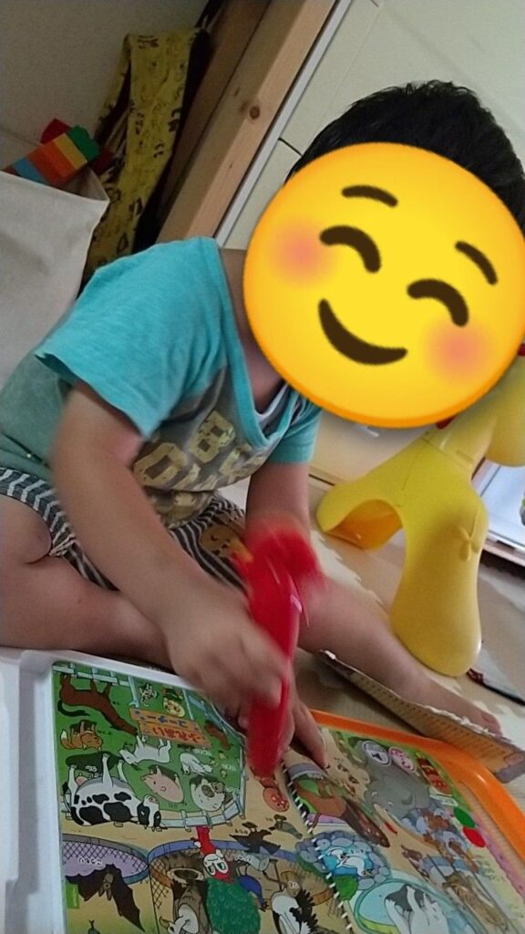 あんぱんまんことばずかんであそぶ子供