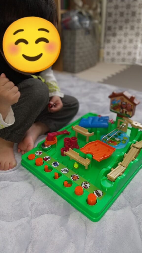 アスレチックランドゲームで遊ぶ男の子