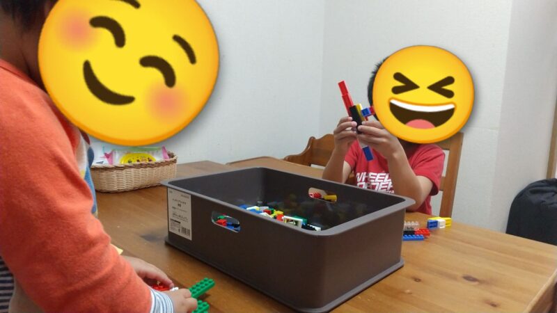 ブロックで遊ぶ兄弟