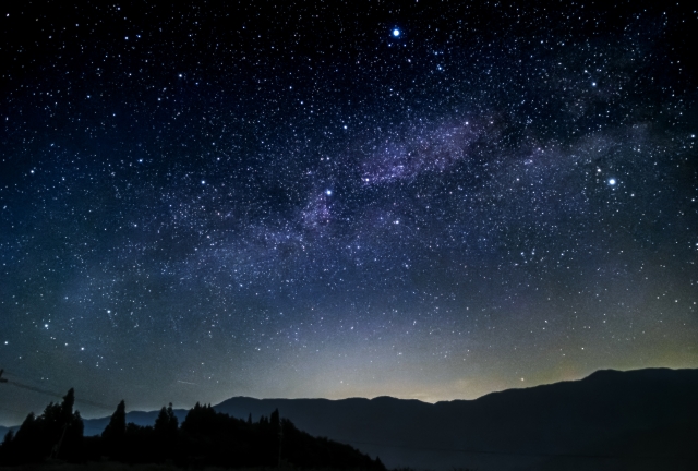 夜空の下で過ごす静かな時間、子育て中のママのリフレッシュイメージ