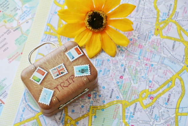 旅行先の地図を確認しながら、日程や移動手段を決めるとスムーズ