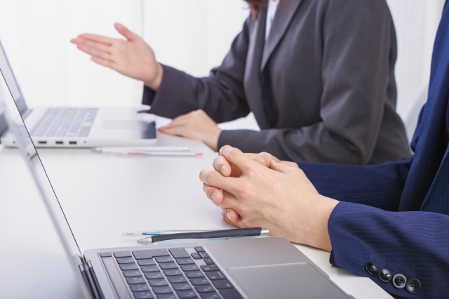 社内旅行 幹事 打ち合わせ パソコンで会議