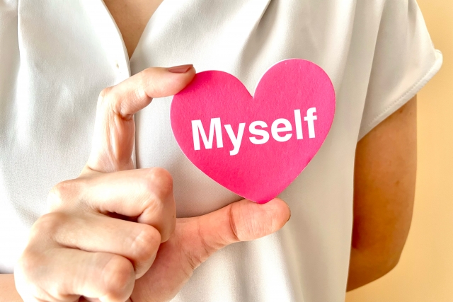 「myself」という文字とハートを持った、自分自身を大切にする決意を表現した写真