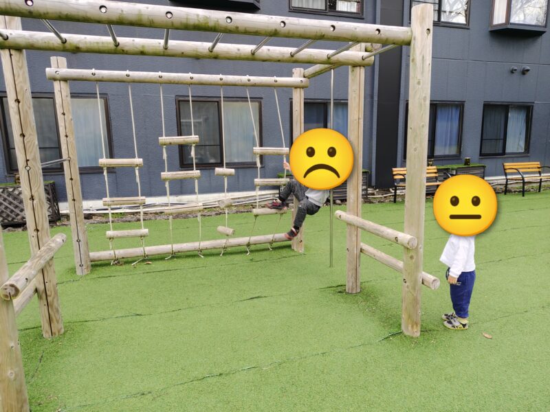 アンダの森 伊豆一碧湖の屋外にある多彩な遊具で遊ぶ子供たちの様子