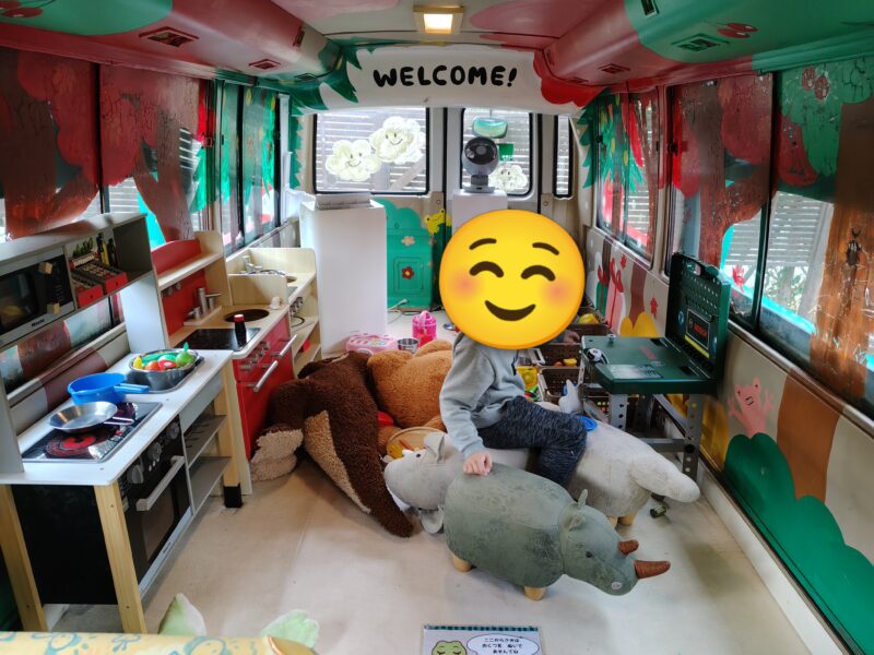 本物のバスを改装したおままごとコーナー。アンダの森のユニークな無料キッズエリア