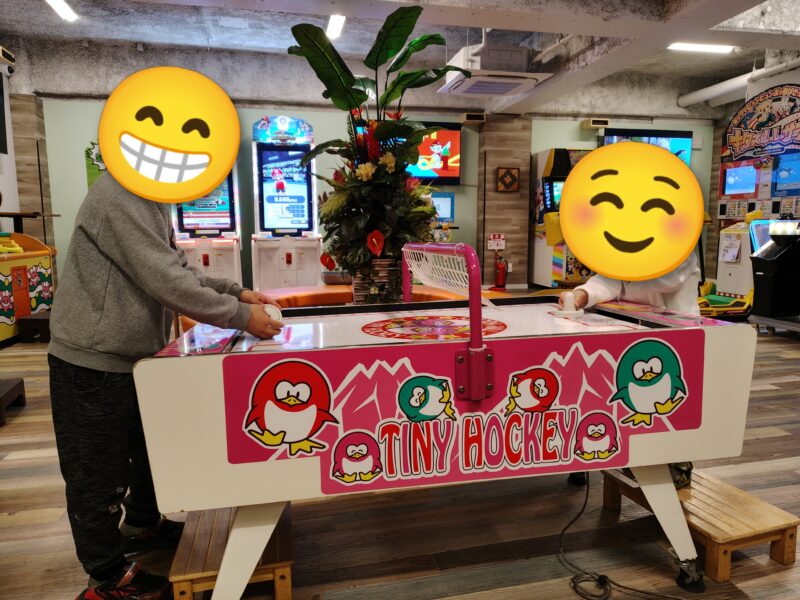 アンダの森 伊豆一碧湖のゲームコーナーでエアホッケー対戦を楽しむ子供たちの様子