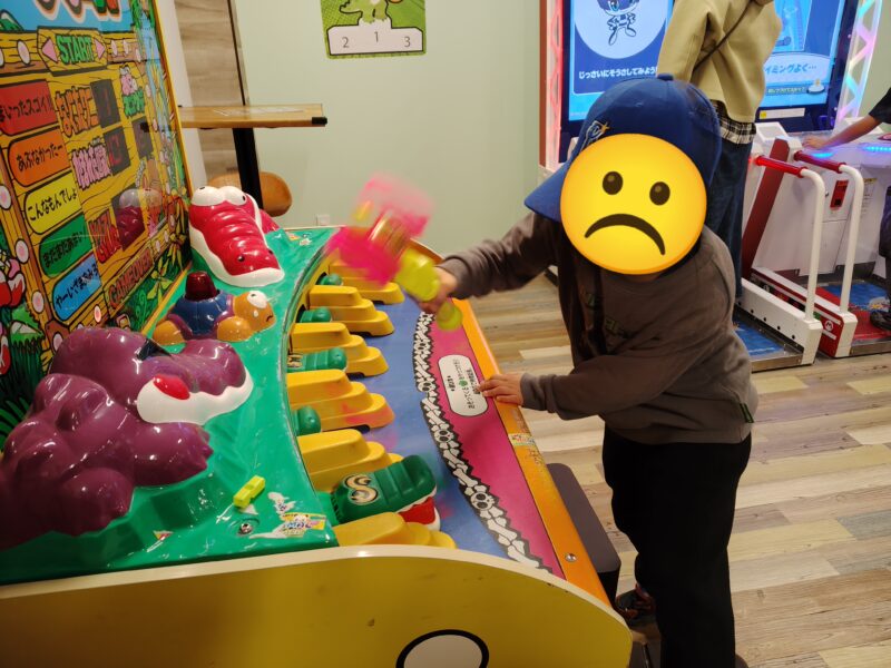 アンダの森 伊豆一碧湖の無料ゲームコーナーでワニワニパニックを遊ぶ子供の様子