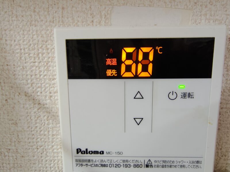 給湯器の温度設定を60度にした液晶画面。上靴のオキシ漬けに最適な温度設定の様子。