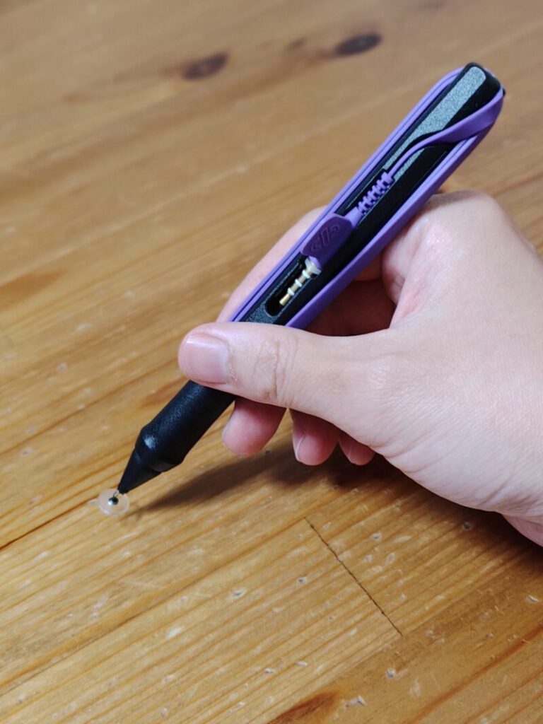 紫色のコード付き筆圧対応スタイラスペン「SonarPen(ソナーペン)」本体のクローズアップ