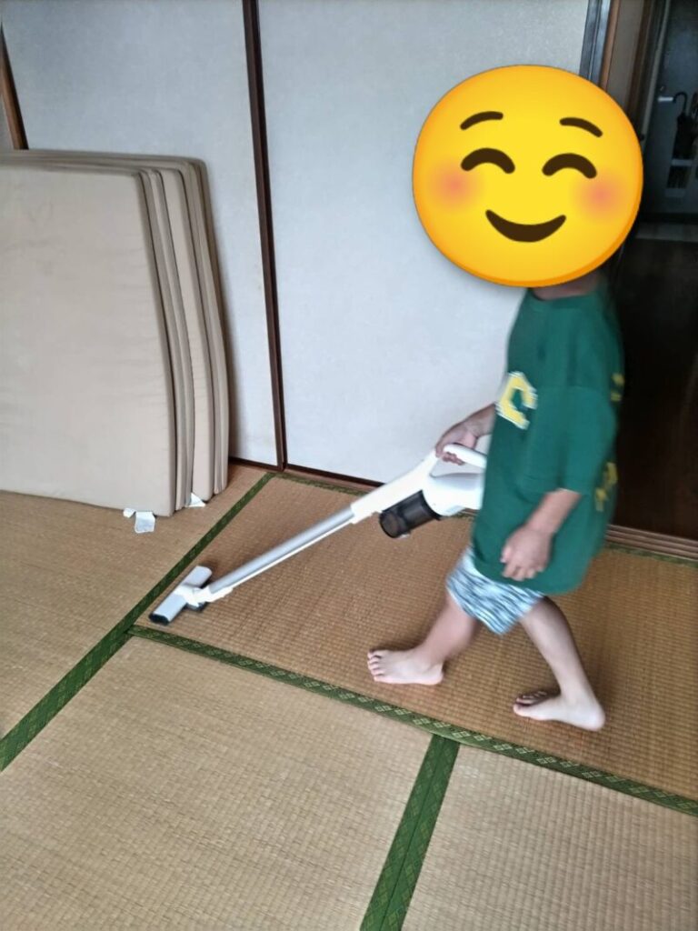 ニトリの掃除機を使い掃除する小学生の子ども